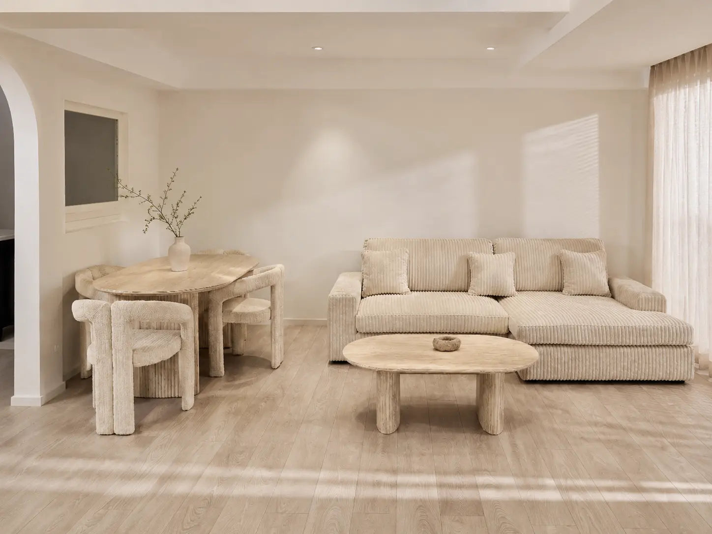 Pack Salon Complet – Canapé Alaïa velours côtelé + Table basse Ilia + Table à manger Ilia céramique beige + 4 chaises Kaya chenille taupe  Rêve de Chic
