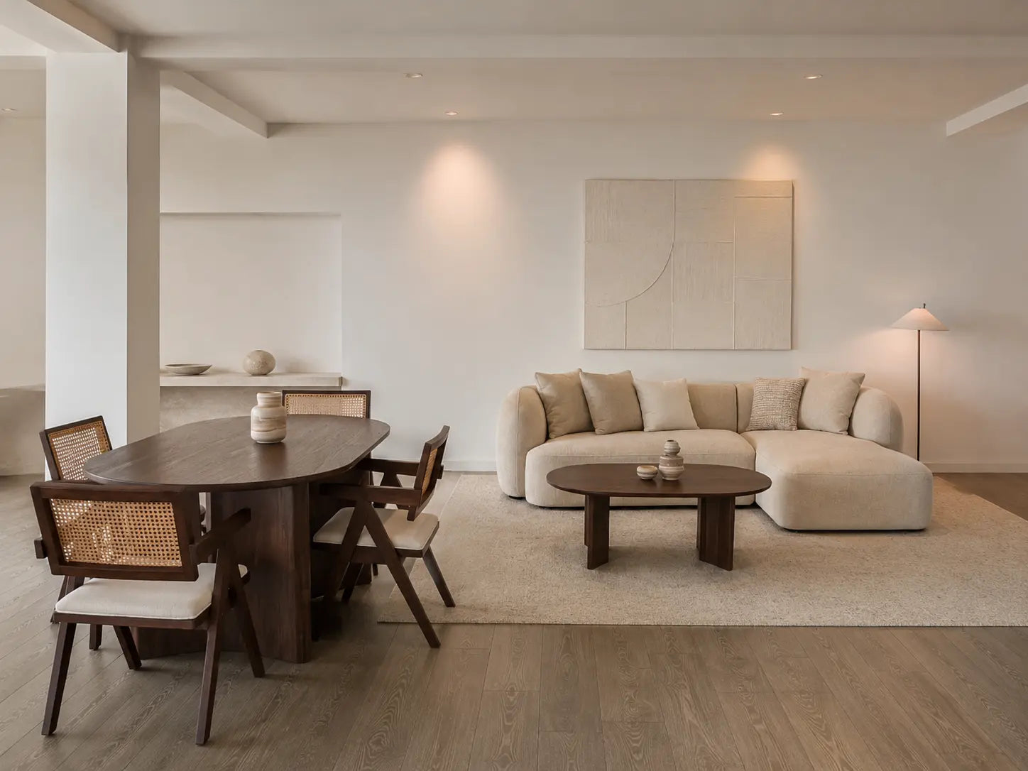 Pack Salon Complet – Canapé Aura chenille beige + Table basse Tayga + Table à manger Tayga 180 cm + 4 chaises Oana bois d'hévéa  Rêve de Chic